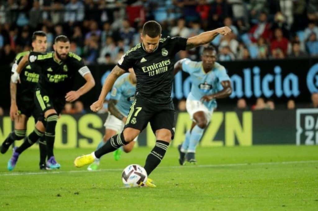 Eden Hazard thực hiện một quả phạt đền trong trận đấu Celta Vigo vs Real Madrid, Chủ nhật (21/8/2022) (c) Ảnh AP