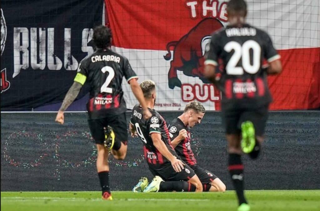 Đội hình AC Milan ăn mừng bàn thắng của Alexis Saelemakers vào lưới Salzburg, Champions League 2022/23 (c) Ảnh AP