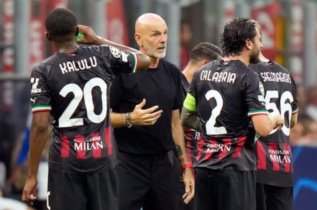 Stefano Pioli với các cầu thủ AC Milan (c) AP Photo