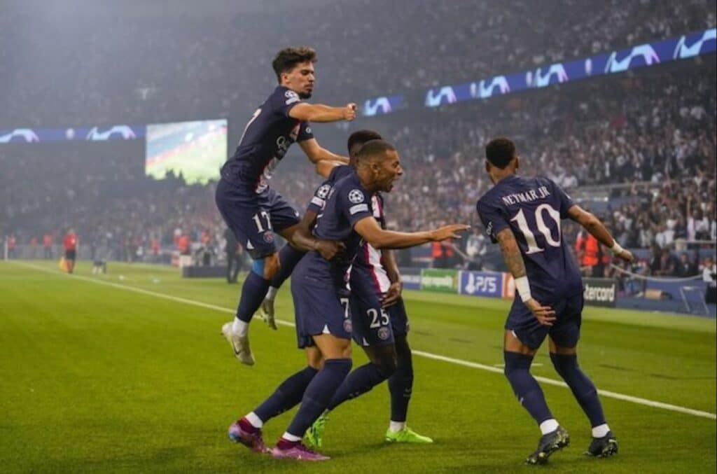 Biểu cảm của các cầu thủ PSG khi ăn mừng bàn thắng của Kylian Mbappe vào lưới Juventus tại Champions League 2022/2023 (c) Ảnh AP