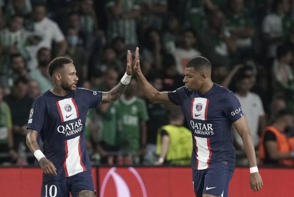 Màn ăn mừng của hai cầu thủ PSG, Neymar và Kylian Mbappe (c) Ảnh AP